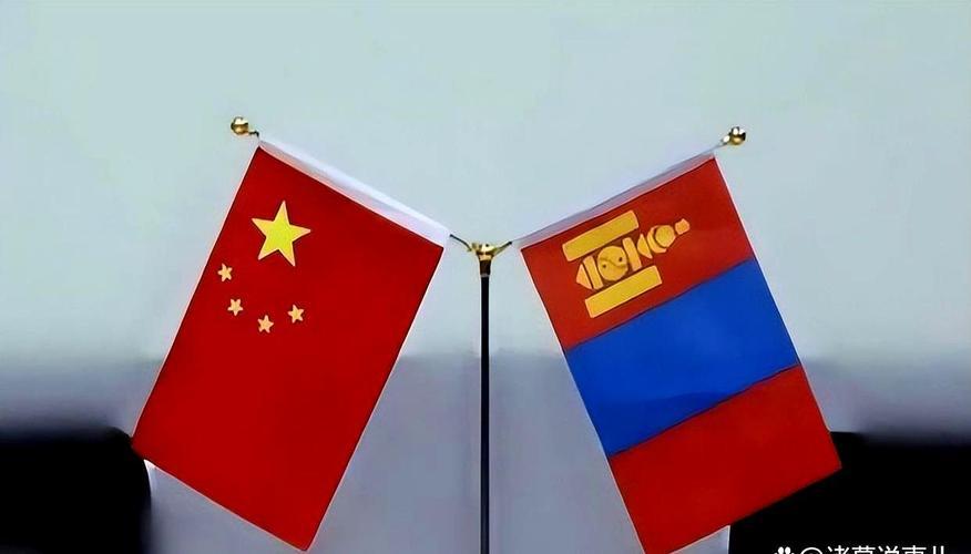 蒙古国夹在中国、俄罗斯两大邻国之间，是东北亚重要内陆枢纽。中蒙深化全面战略伙伴关