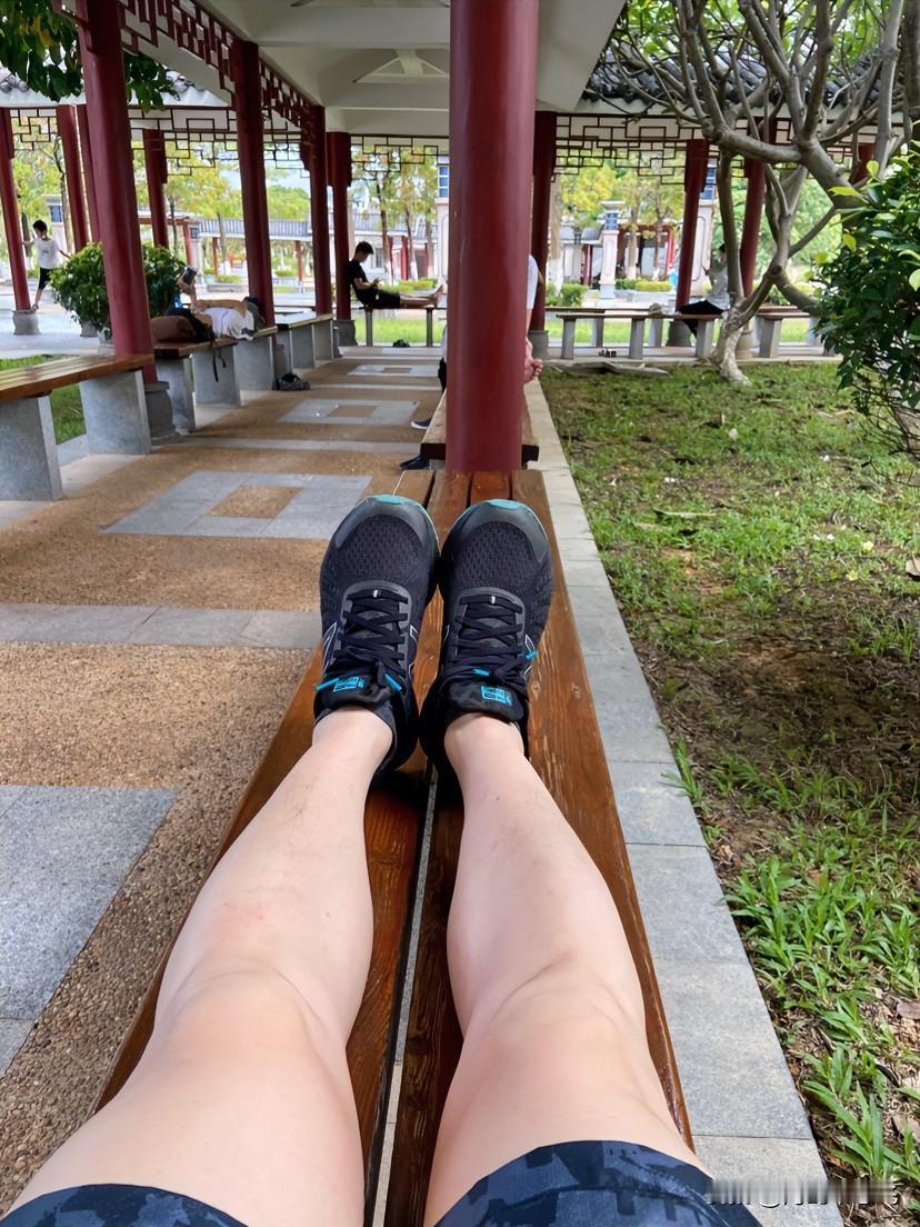 说来真是蛮尴尬的
本人一个西北大汉
这腿也太白了
毛都没有一根
都不好意思穿短裤