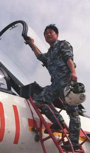 1990年我国西北，一架新型战机在万米高空突然剧烈抖动，发动机转速表突然归零，这