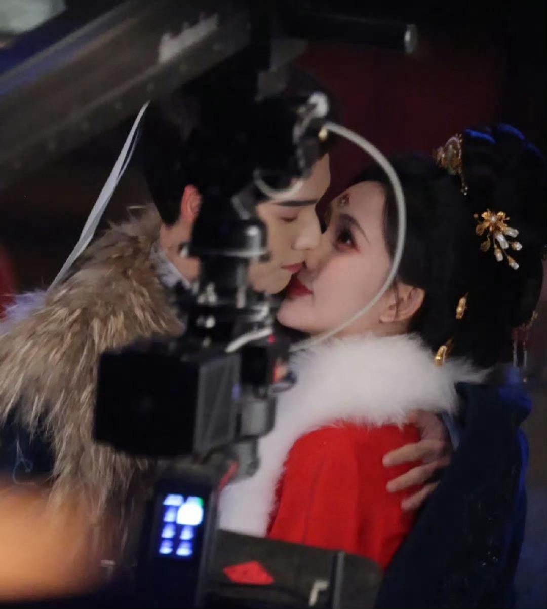 昀牵孟绕就这么亲上了亲！ 