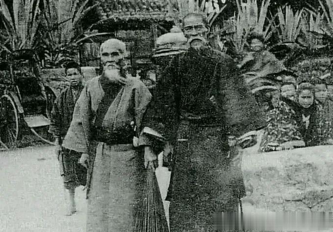 100多年前琉球亡国时向清朝求救的老照片，
1879年，琉球王国三名使者来到北京