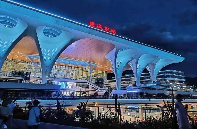 近期中国一座高铁站的建成投入使用，凭借极高的设计水准与数字化管理水平，迅速成了国