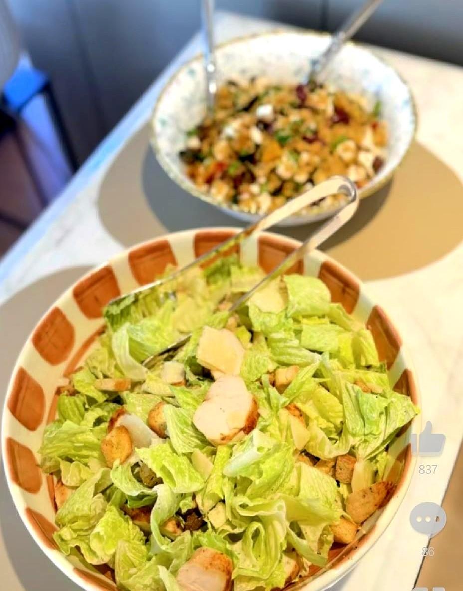 刘嘉玲的松弛感，原来是梁朝伟给的。

她就那么一笑，眉眼弯弯，整个人像被海风泡过