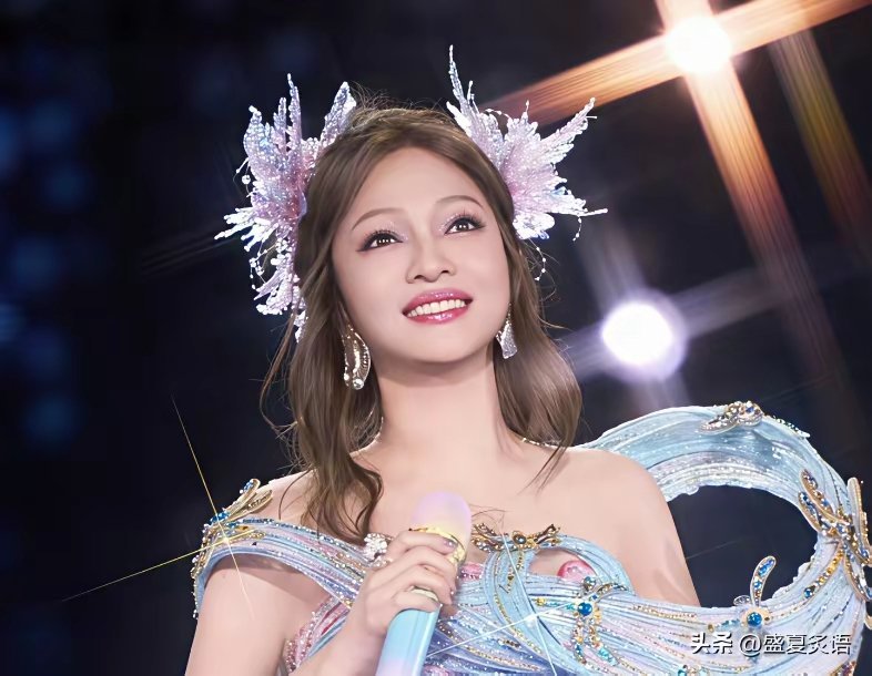 张韶涵，让整个娱乐圈都羡慕了！3月14日，别的明星还在抢时尚杂志封面，她却直接接