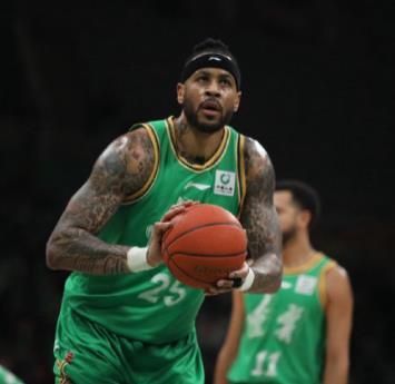 难怪莫兰德今晚比赛不够兴奋，打的有些不顺心，原来是大莫感冒了。他最近几天感冒发烧