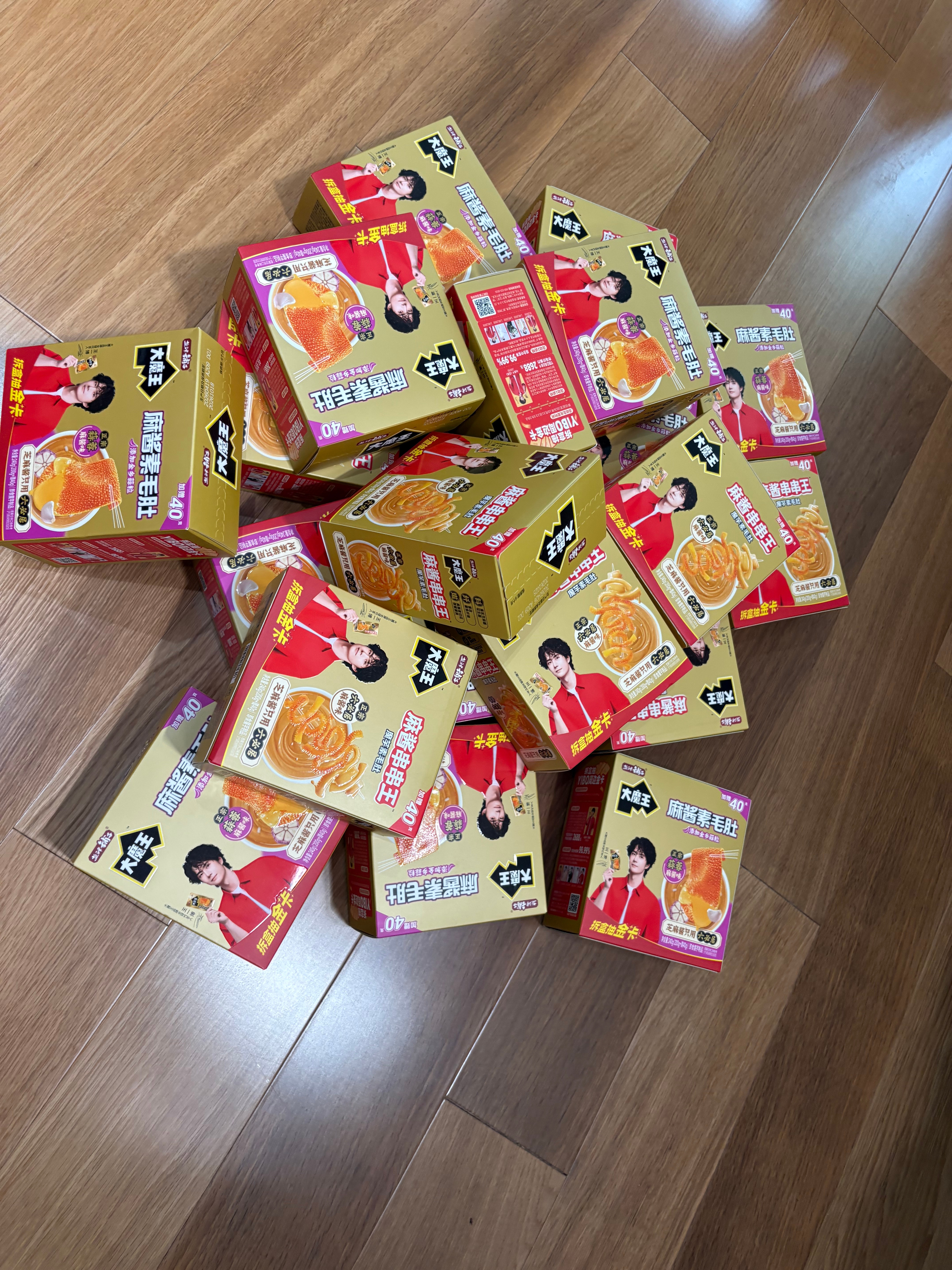 大魔王拆盒抽金卡 我每天都呕心沥血的寻找金卡中到底是谁抽中了麻酱，能不能发出来让