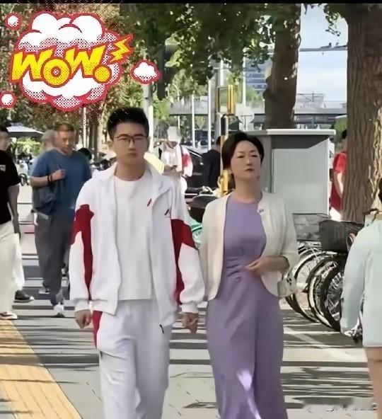 说实话，别再羡慕那个妈妈了。

人家两手空空站在考场外。头发齐整，不穿旗袍。
