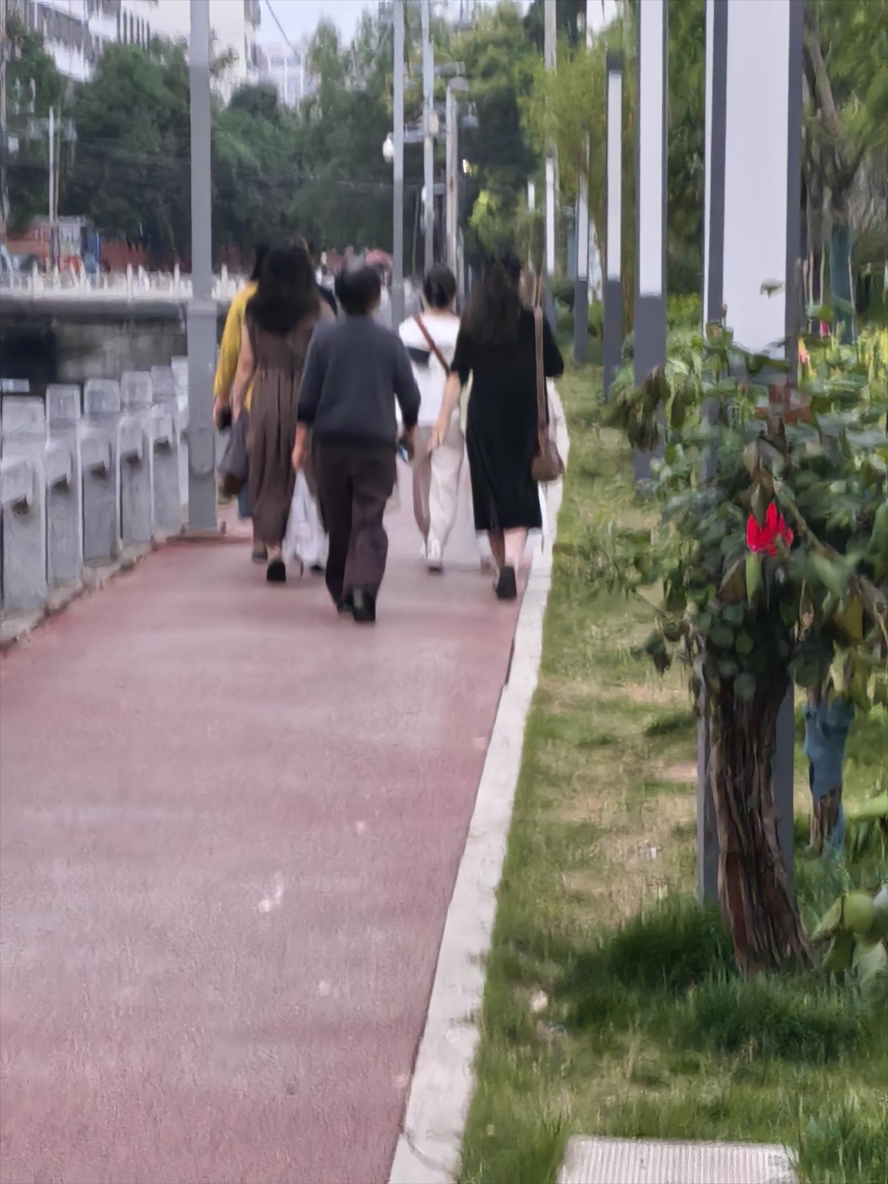 解放军强硬回应“闭嘴” 中方：希望欧方不要低估中方坚定决心 中国运导弹原料船被美