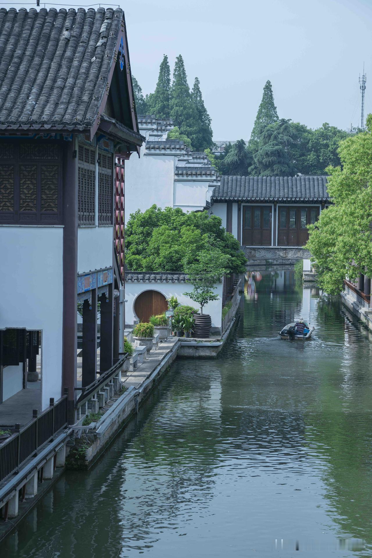 我的初夏 ｜古街依水，静赏桥边风月

水街紧邻白鹭洲公园，藏在城墙与园林之间。短