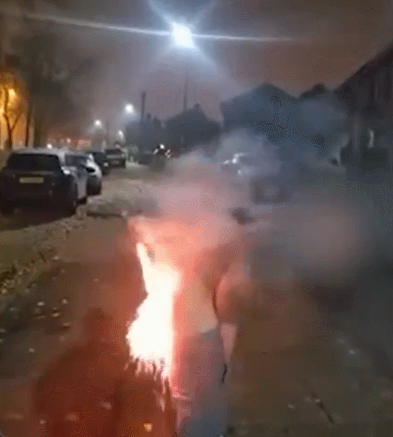 还是英国人玩的花，去年11月英国篝火之夜，伯明翰一男子试图用屁股发射烟花，结果屁