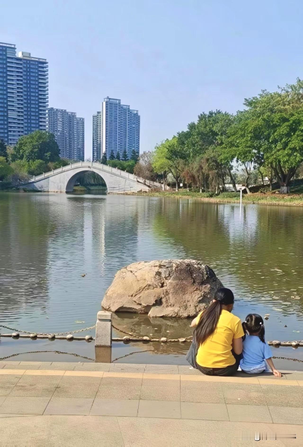 佛山映月湖公园(免费)
地址:
佛山市南海区桂城街道，东
临富景花园，南至南港路