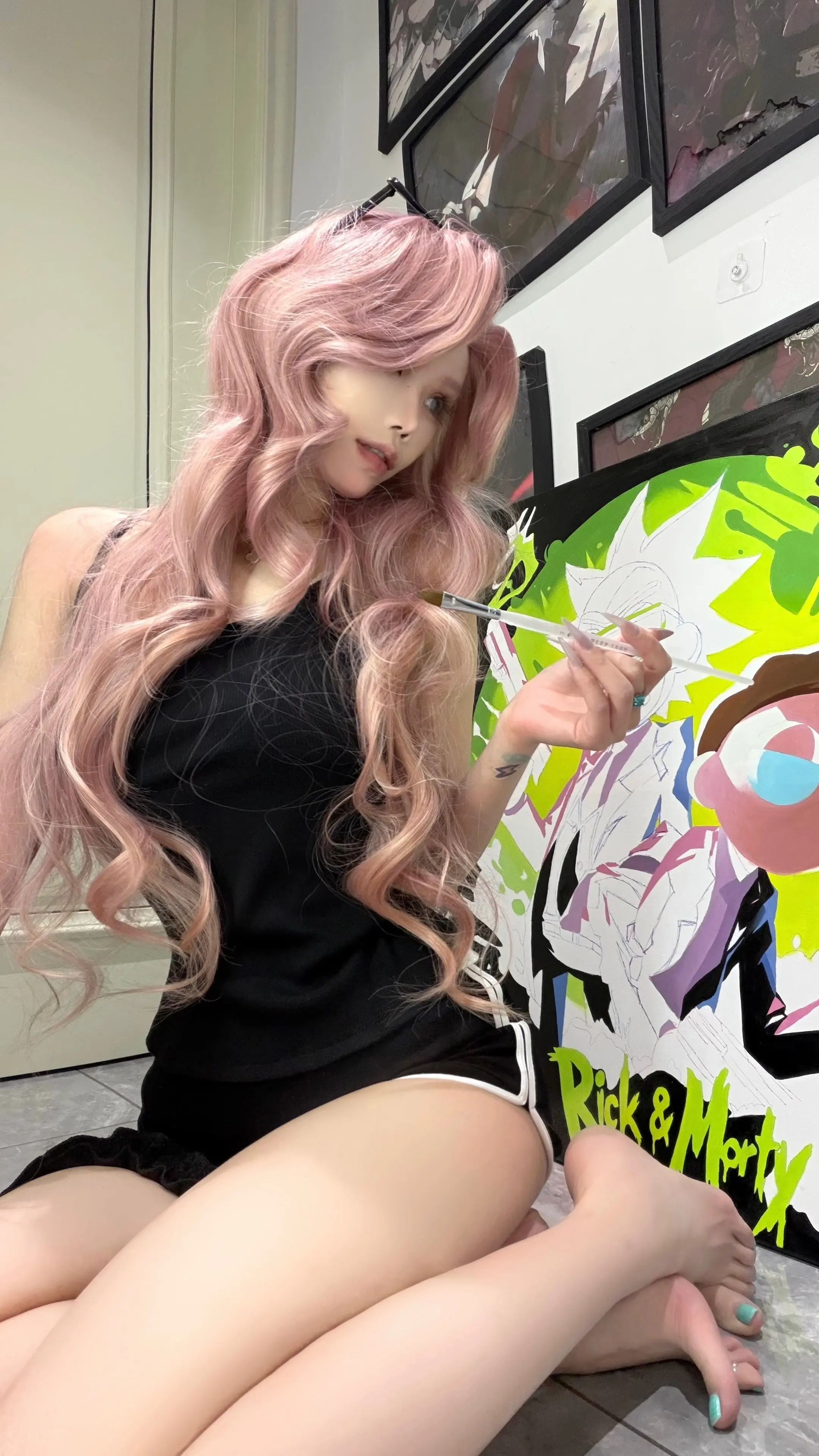 画画内女的