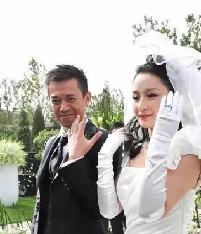 50亿播放背后，她亲手撕掉了“王太太”标签
 
2009年离婚那天，孙宁没掉一滴