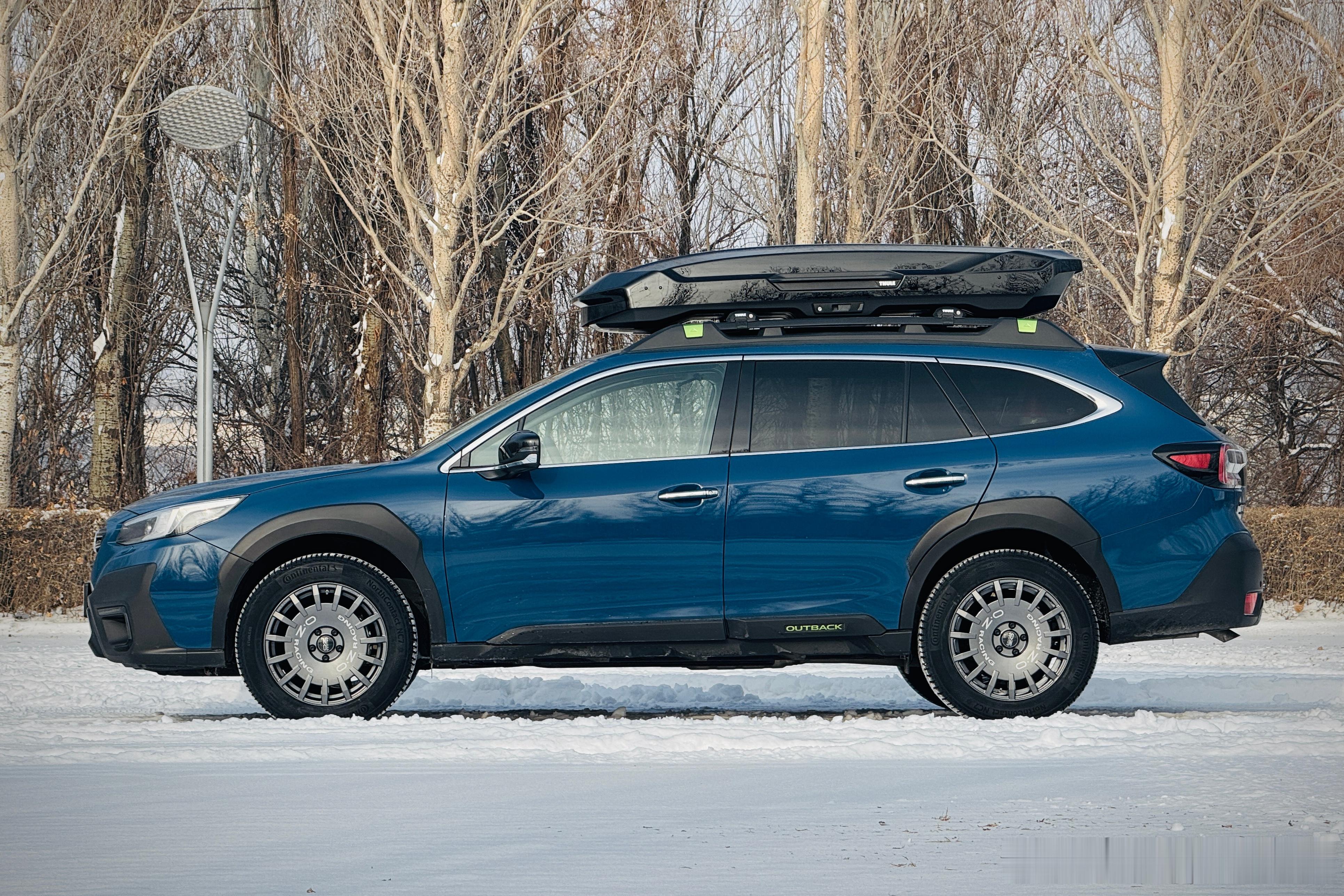 大家投票灰色，所以我选了灰色，这个圈配AT胎效果最好，配冬季胎也不错，安轮毂盖的