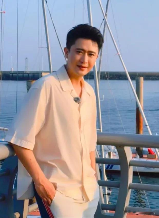 主持人杨帆仪表出众，身材威武，轻松自然站在轮船上，形象英俊潇洒，风度翩翩，让人好