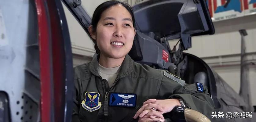 美籍华裔叶思美 (Lauren Kram) 是美国空军的一位上尉飞行员，现役隶属