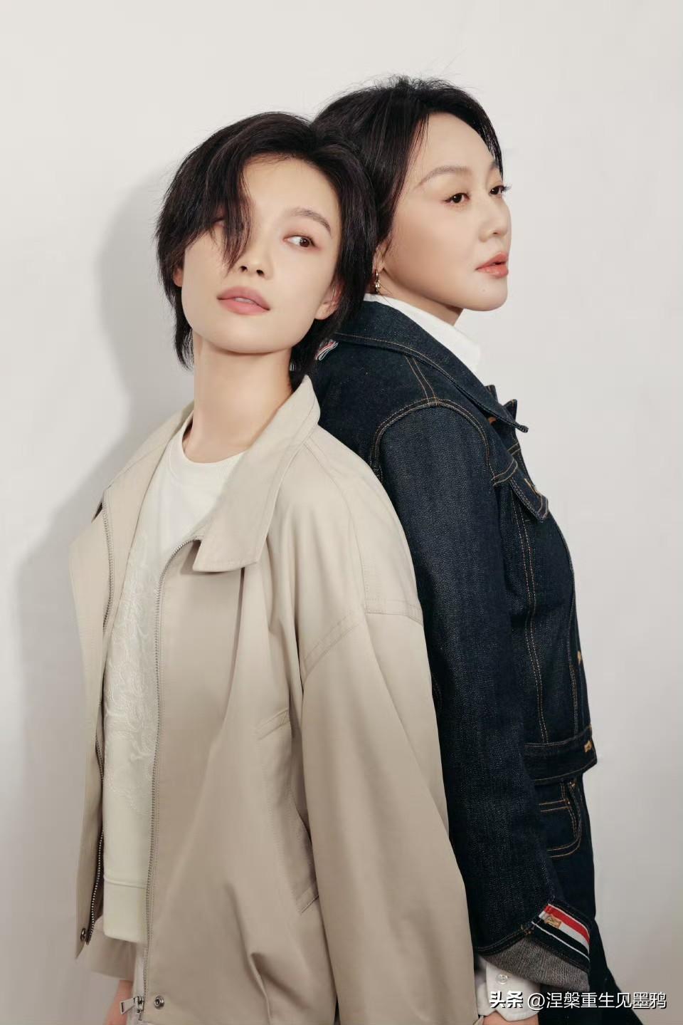 倪妮和闫妮的合影氛围感十分温馨且富有感染力。

在倪妮和闫妮合影中，两人亲密相拥