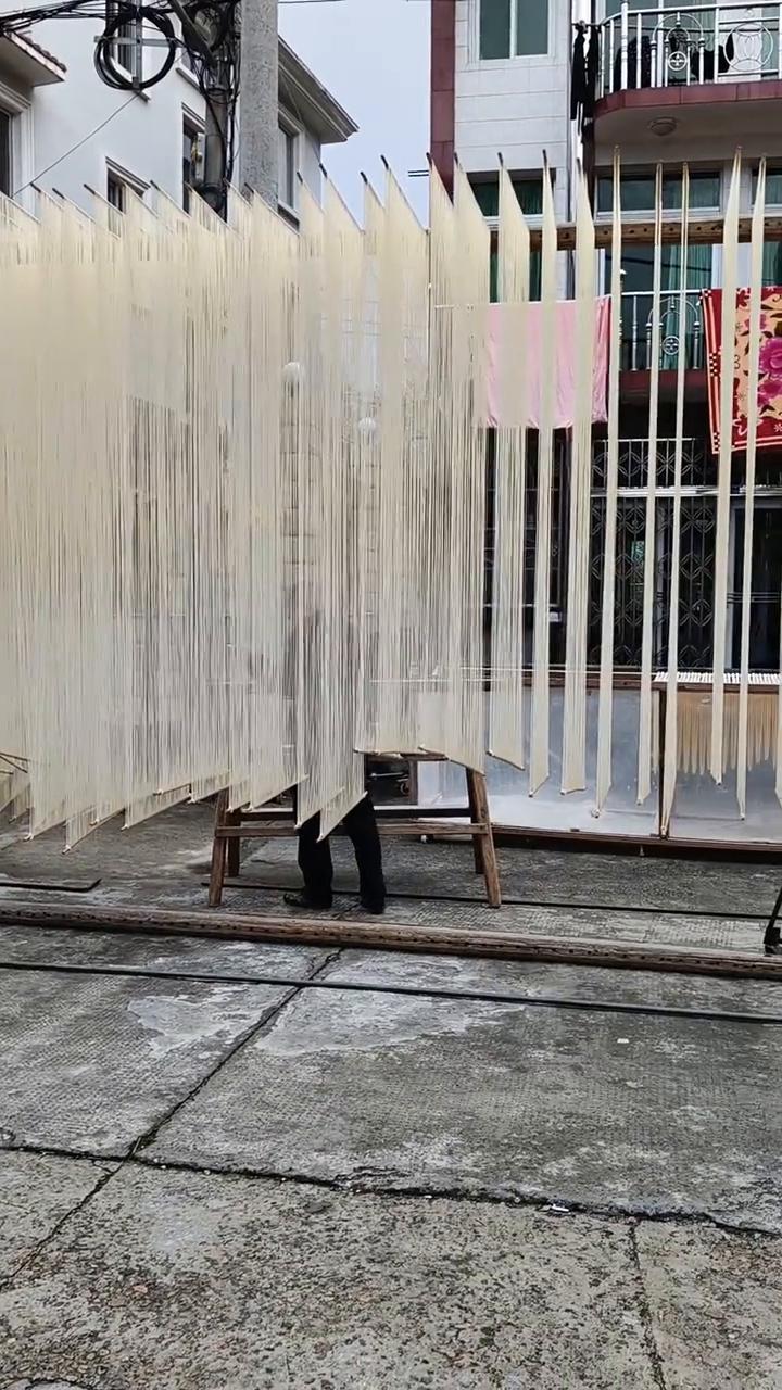 今天天气特别好，我在乐清的巷子里闲逛，走着走着就被一阵面相吸引了。你猜怎么着？原