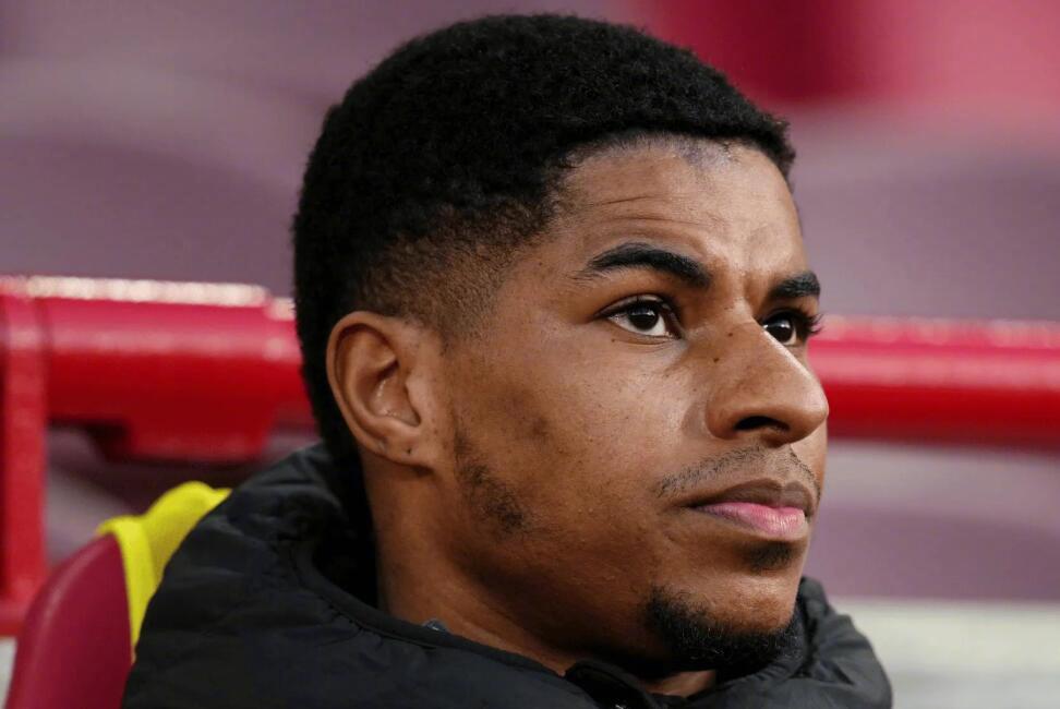 据天空体育的报道，曼联计划今夏进行阵容重组，预计将有五名一线队球员离队，可为俱乐