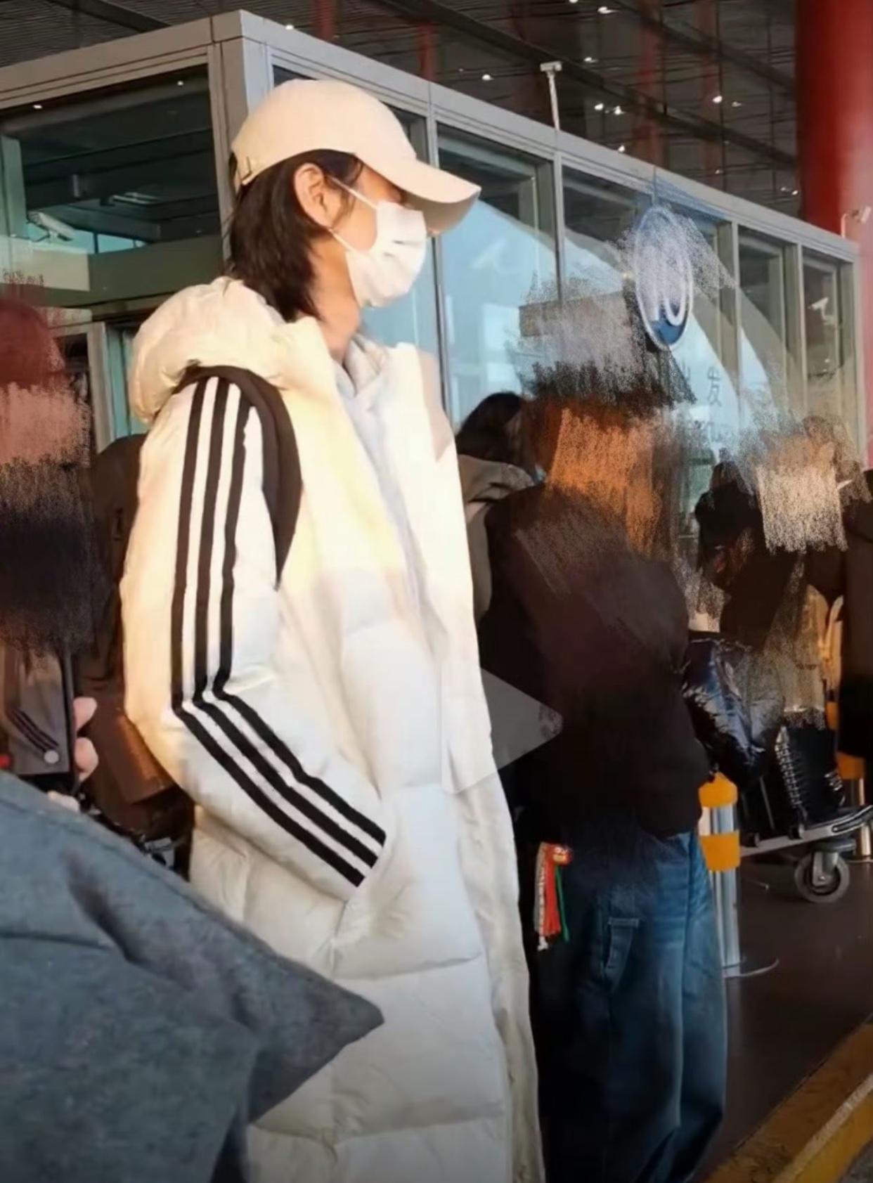 今天陈晓留真的留了长发还上热搜了，
但我只想说，
好长条一个人啊离婚后恢复单身这