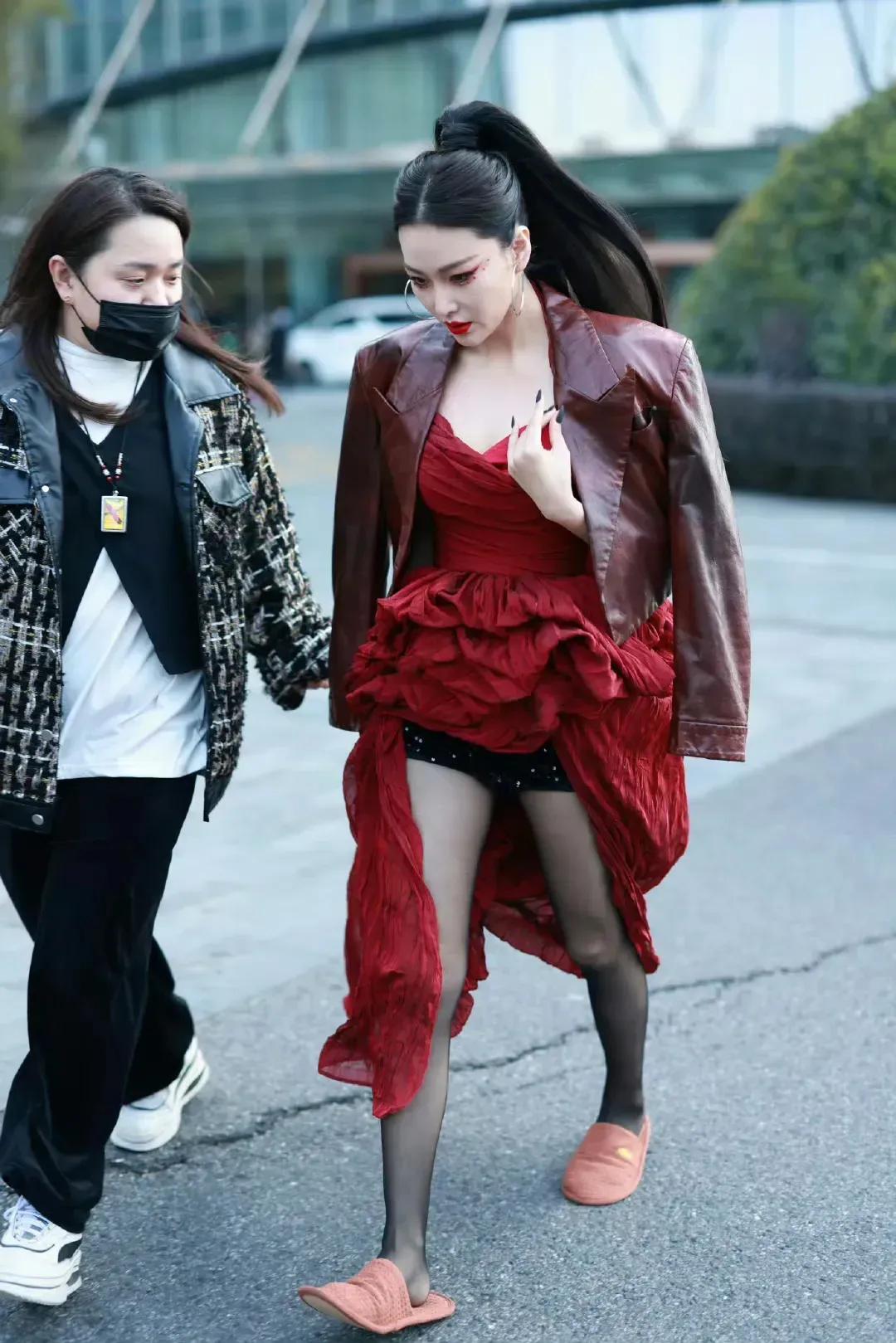 原来明星也只是出镜的时候才穿高跟鞋，看张馨予踩一双橘色拖鞋，这造型太真实了，像极