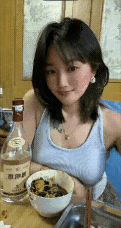 第一次和女友一块吃饭，没想到女友这么能喝，估计这会差不多要喝醉了，脸都喝红了。