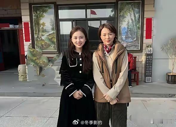 53岁的董 卿，大年初二回江苏探亲被拍。穿三千块的雅莹卡其色羽绒马甲，配米色衬衫