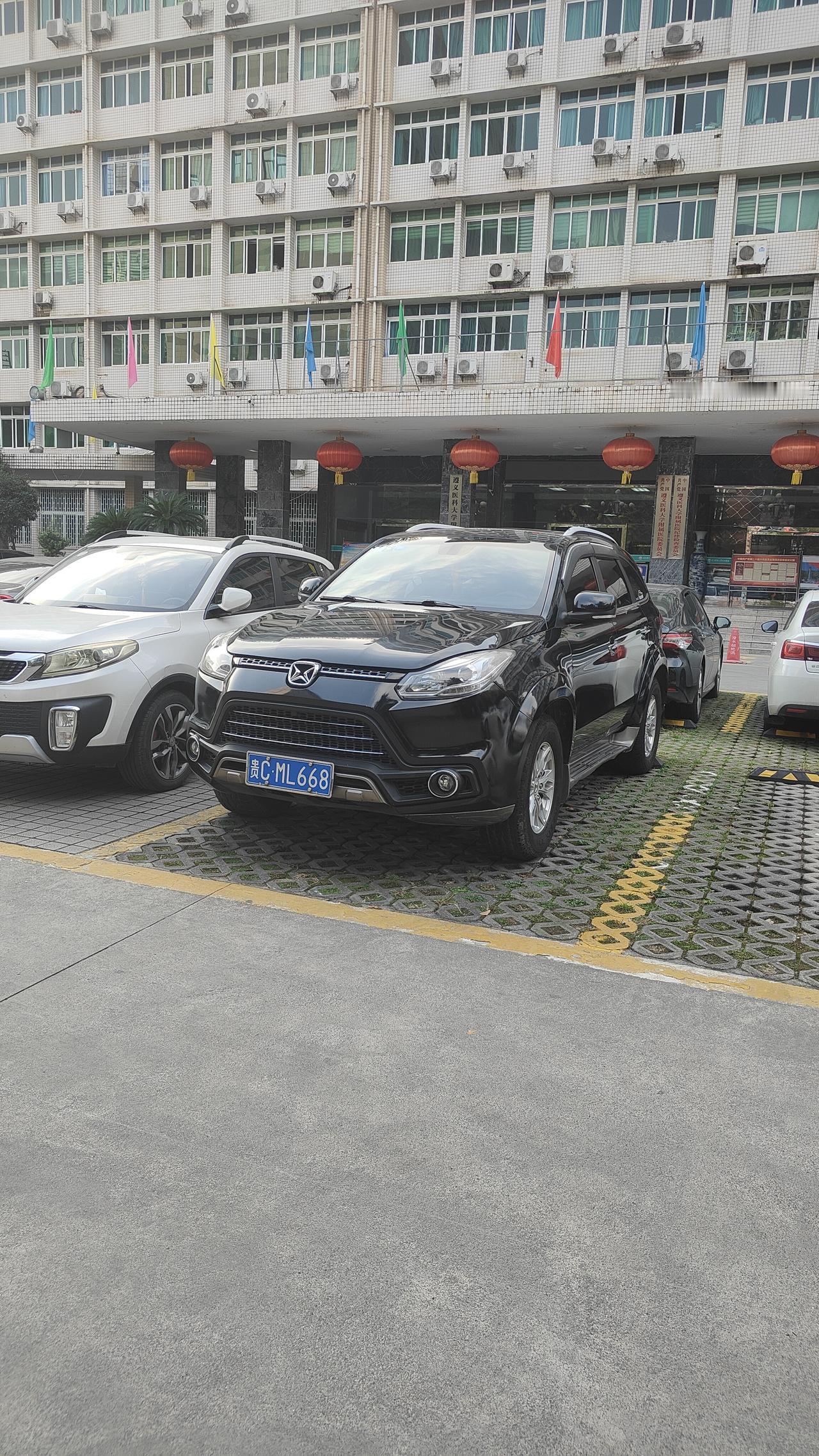 这款车我是真没见过
车标我都不认识
是我孤陋寡闻了吗？