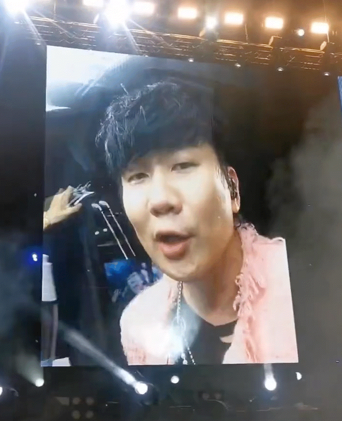 林俊杰  🌀  林俊杰jj20世界巡回演唱会 哎呀，喝水的宝宝，完全萌！！！！