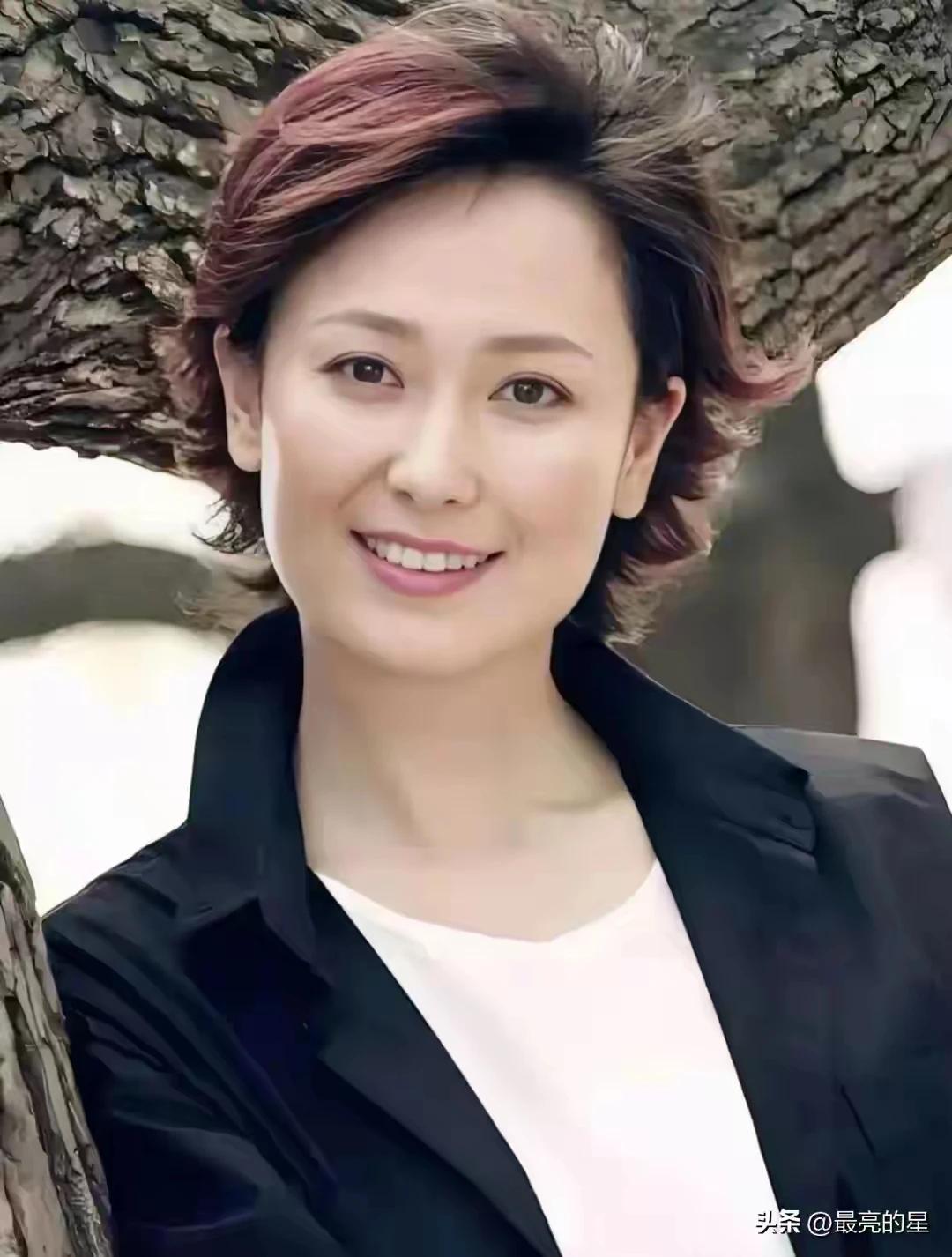 左翎作风干劲，肤色干净，内心干劲，长相又大气漂亮，很有气质，算是女性出类拔萃的存