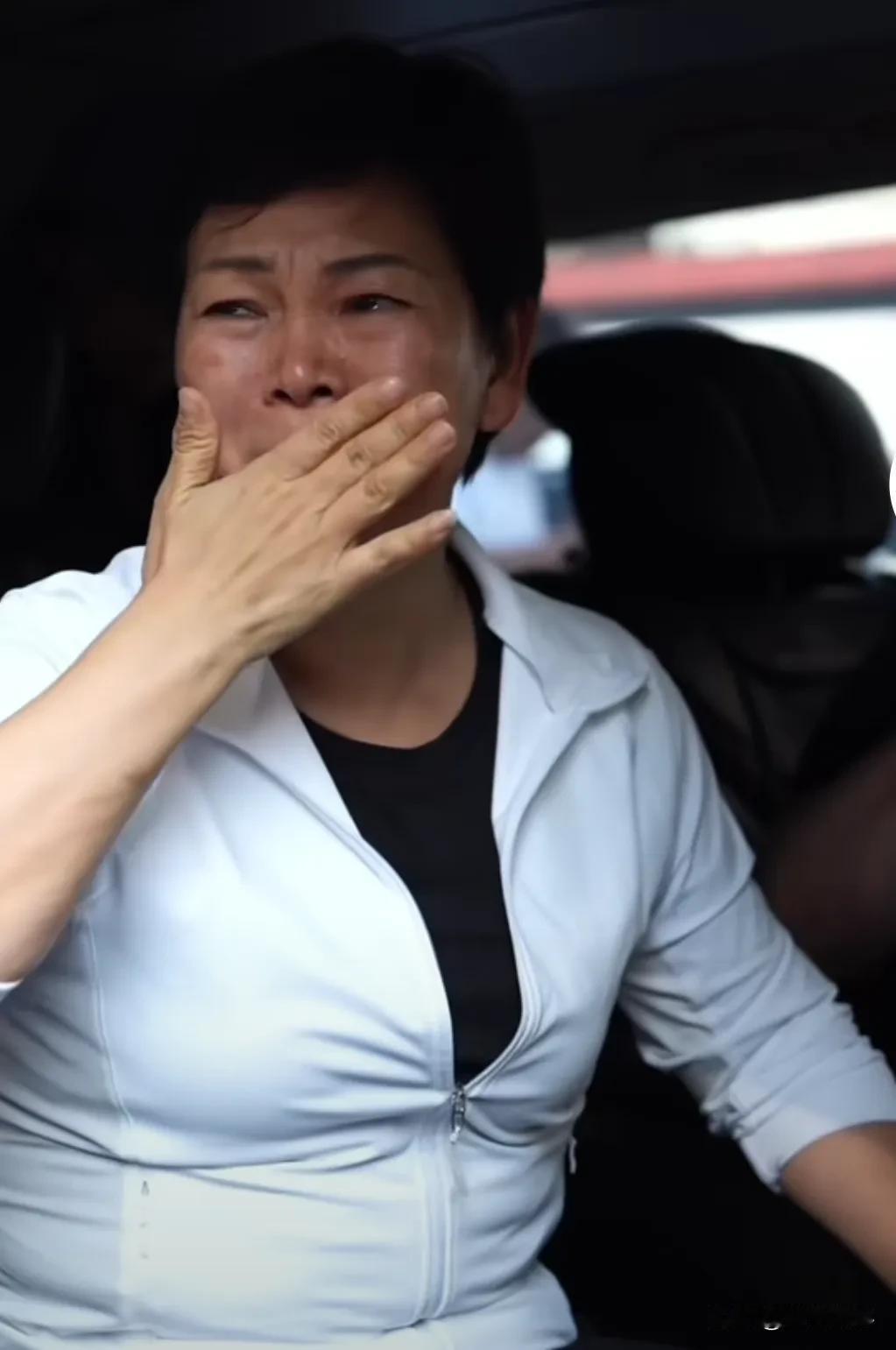 倪夏莲告别家乡时热泪盈眶！看到热情洋溢、笑容灿烂的倪阿姨那一刻的表情，也快要流泪