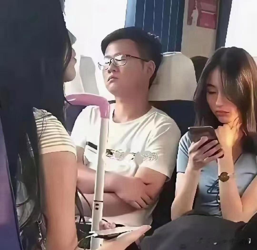 小伙子只能装睡
才可以掩饰自己