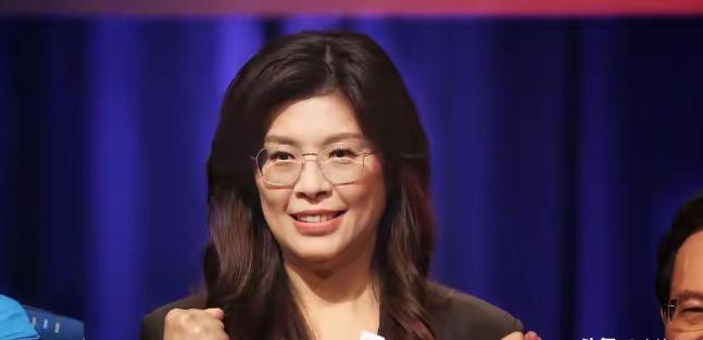 在会见完三国驻台代表后，在接受媒体采访时，郑丽文真正将两岸关系的底牌露出来了，不