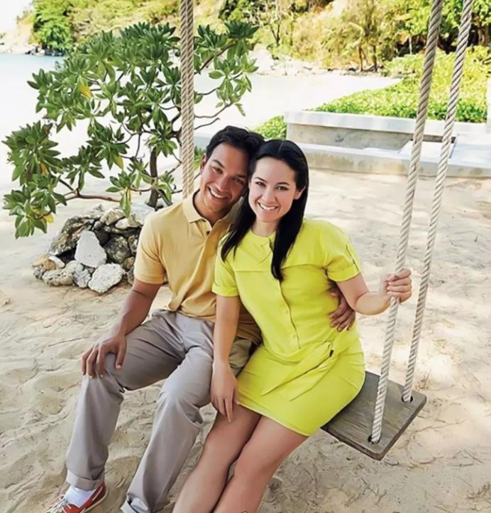 泰王的外甥女和丈夫在秋千上笑得老开心了，一看就是陷入爱河中的人儿。年轻时的泰王和