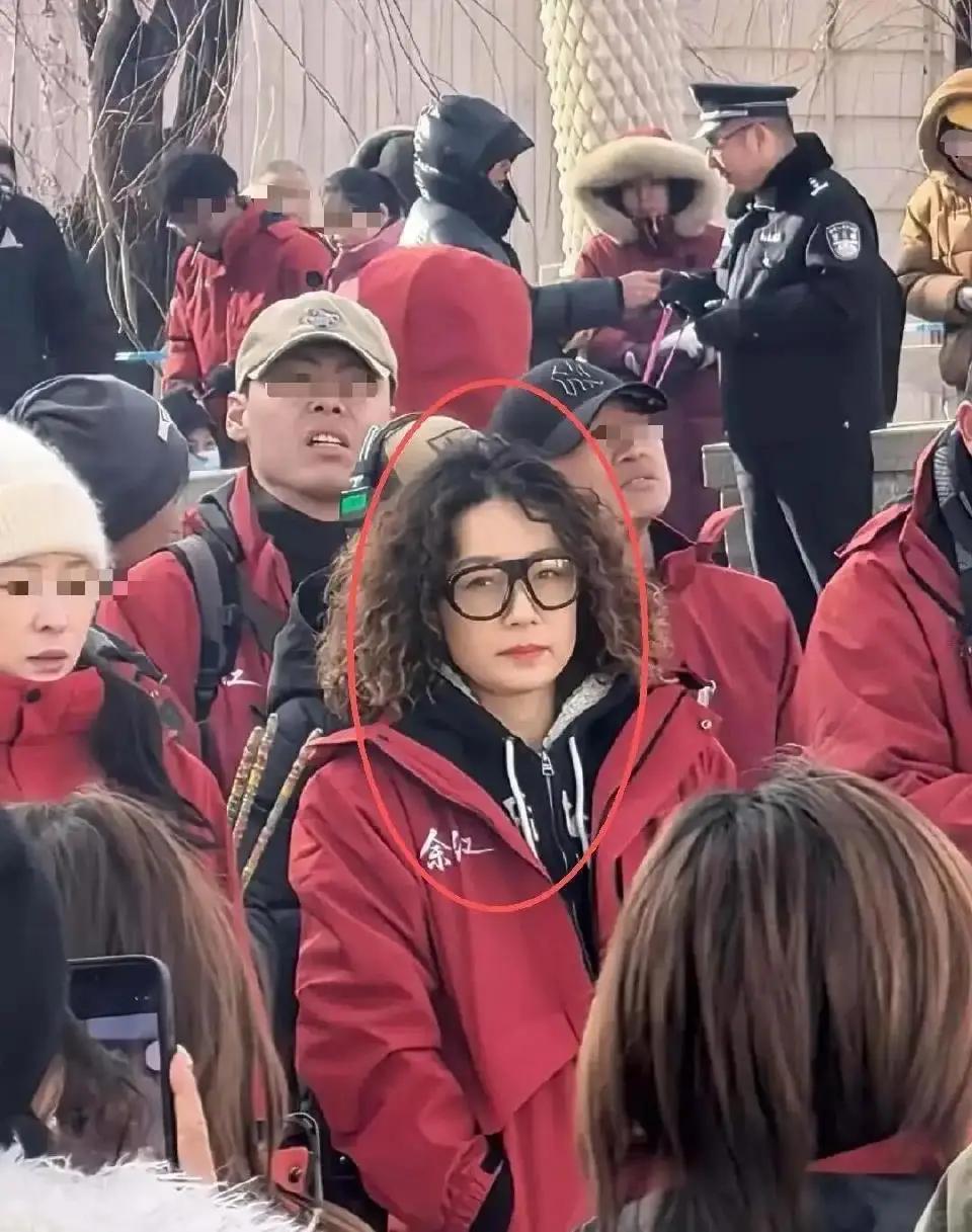 茫茫人海中，马伊琍也是一脸无奈啊！