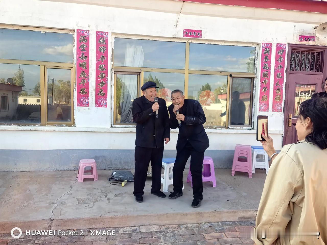 这是我八十七岁的三哥和七十岁的七哥，昨天我们58口人一起回农村聚餐，这个院长是我