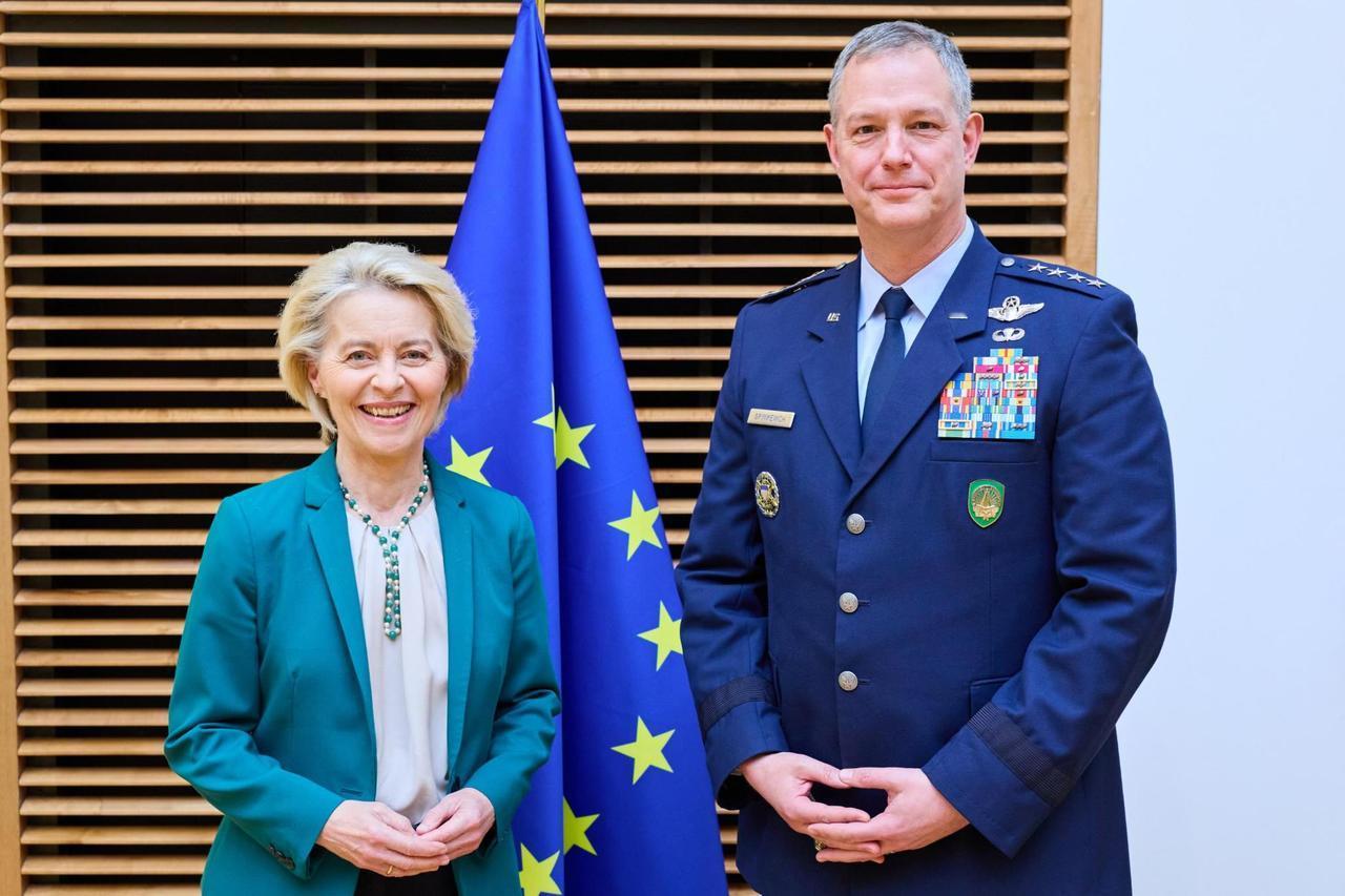 欧盟主席：
与格林凯维奇将军进行了有益的讨论，北约的欧洲盟军最高司令。
随着乌克