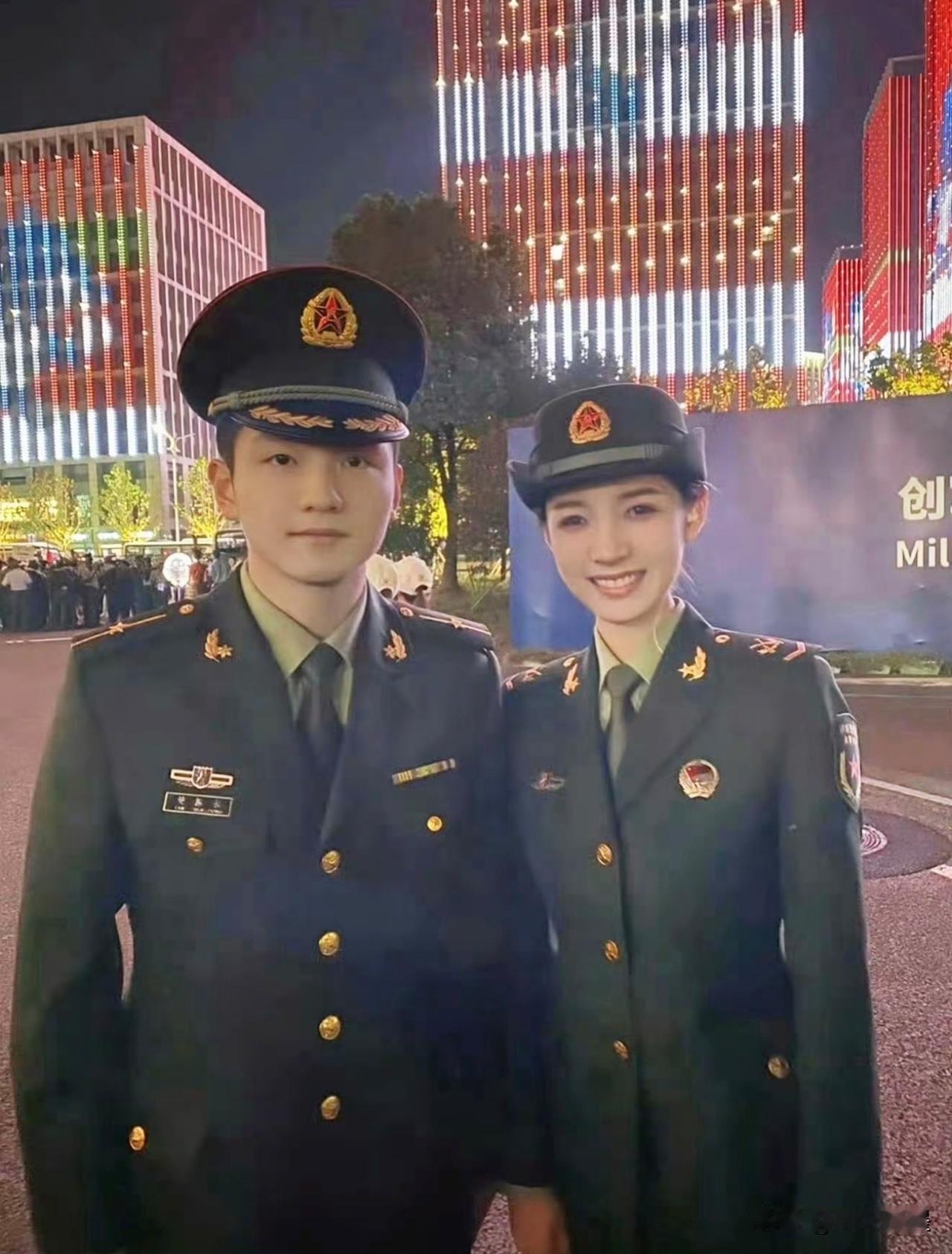 这就是T0级选手的气场：双手插兜，眼底波澜不惊，无需锋芒必露，早已掌控全场
他不