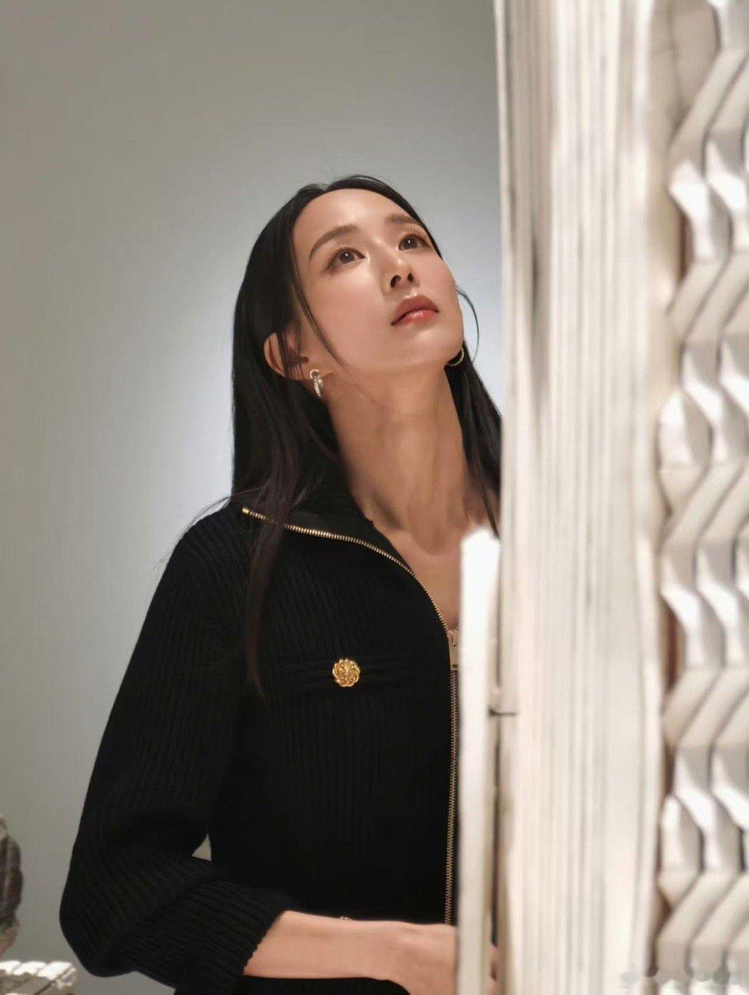 张钧甯镜头拍不出来的美生图已经足够惊艳，但真人自带的松弛气场，是相机永远没办法完