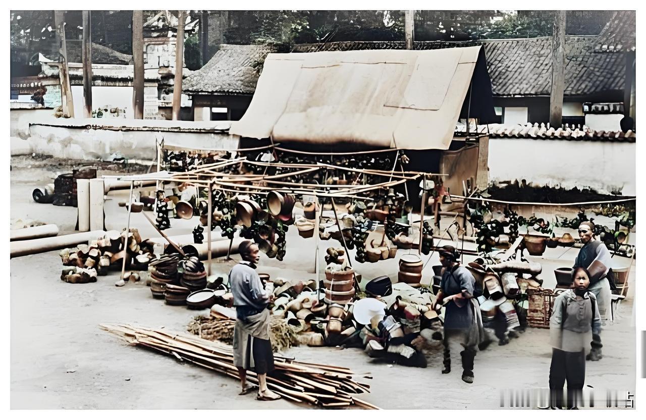 1928年的成都，青羊宫前熙熙攘攘的集市上，琳琅满目地摆放着各式各样的竹制品，从