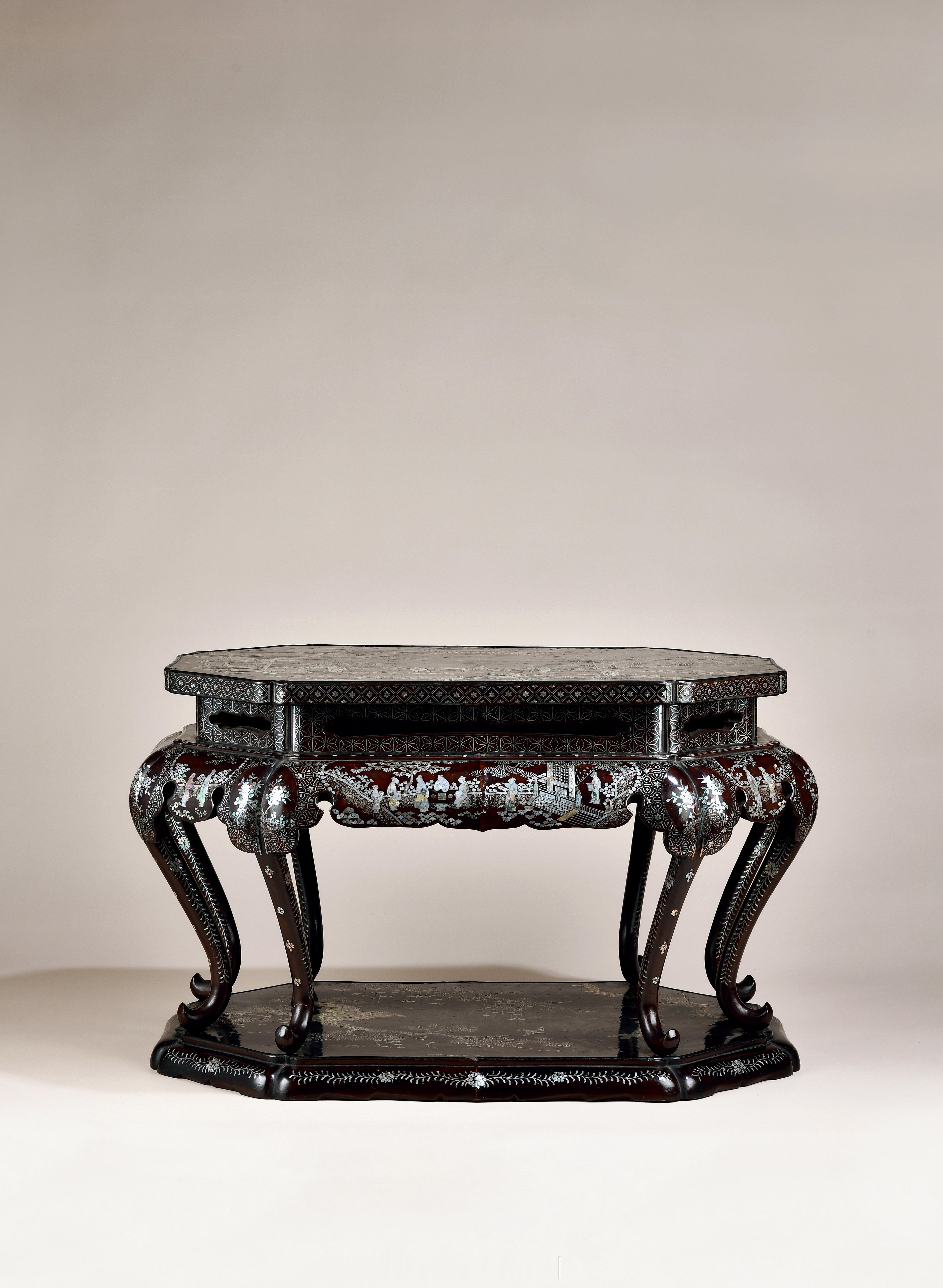 髹饰录 | 明 黑漆嵌螺钿文人出行图几此几以木为胎经髹饰黑色大漆嵌饰螺钿而成，形