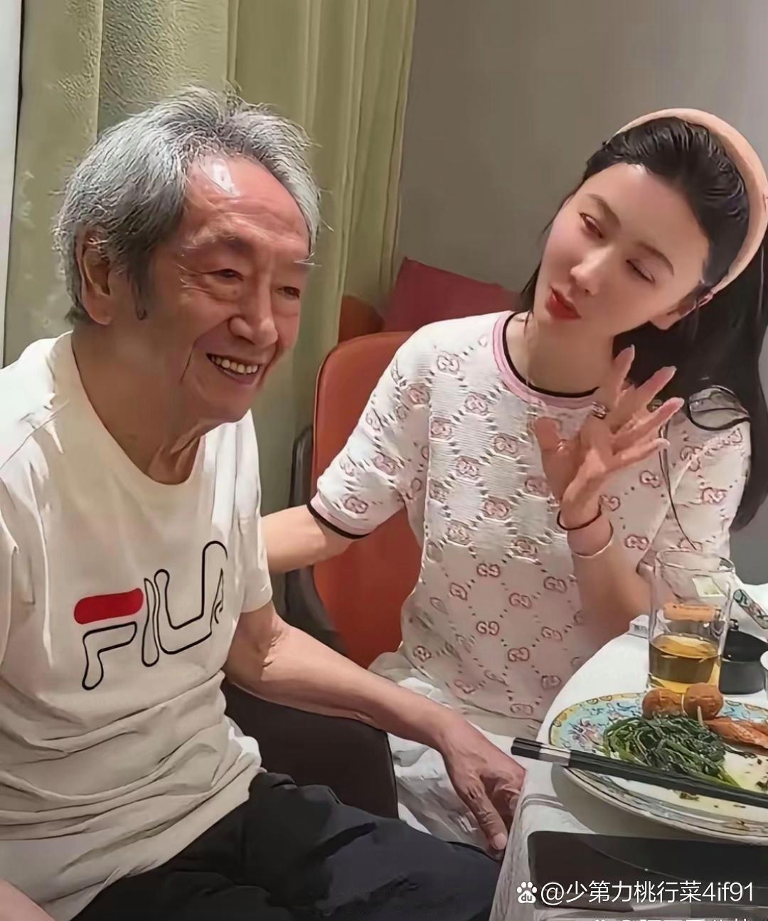 王奎荣和老婆吃饭被拍到。他老婆好年轻啊 