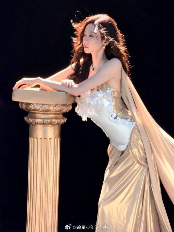 张艺凡从油画里走出的神女张艺凡神女爱世人 谁懂啊！张艺凡这造型直接封神，妥妥的油