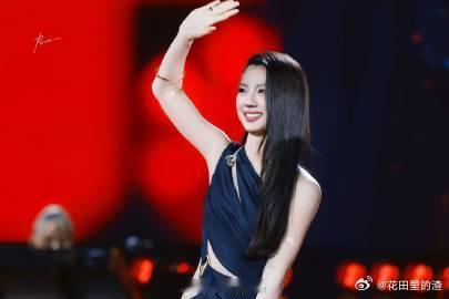 单依纯唱珠玉又开净化了 家人们，单依纯唱《珠玉》真的太绝了！她那独特的嗓音，就像