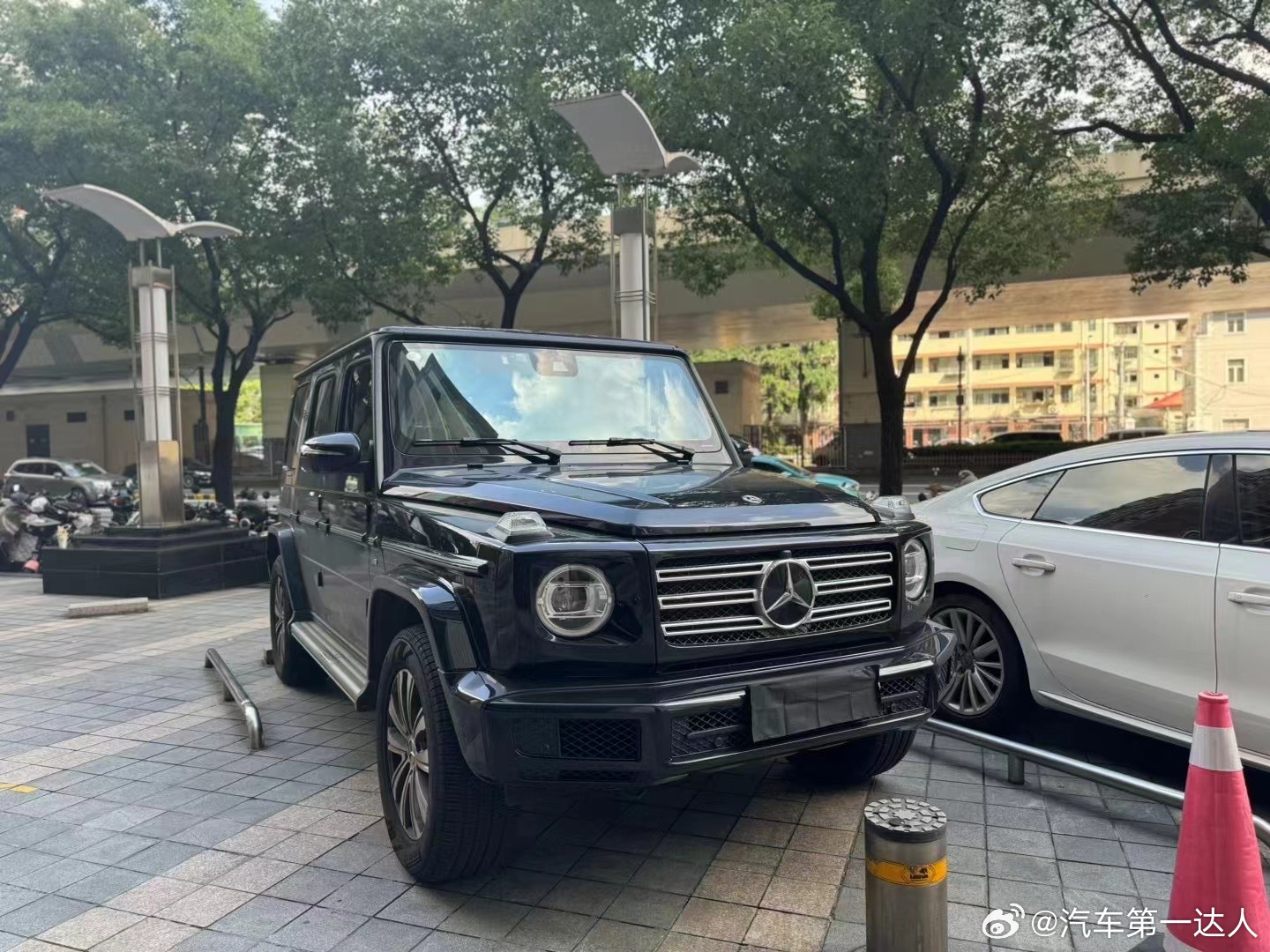 奔驰G500，黑外粽内，选配碳纤维内饰菱形格座椅，真好看。 ​​​