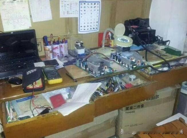 以前的台面，回不去的桌面！
属于无线电爱好者的专属工作台，烙铁、热风枪、万用表、