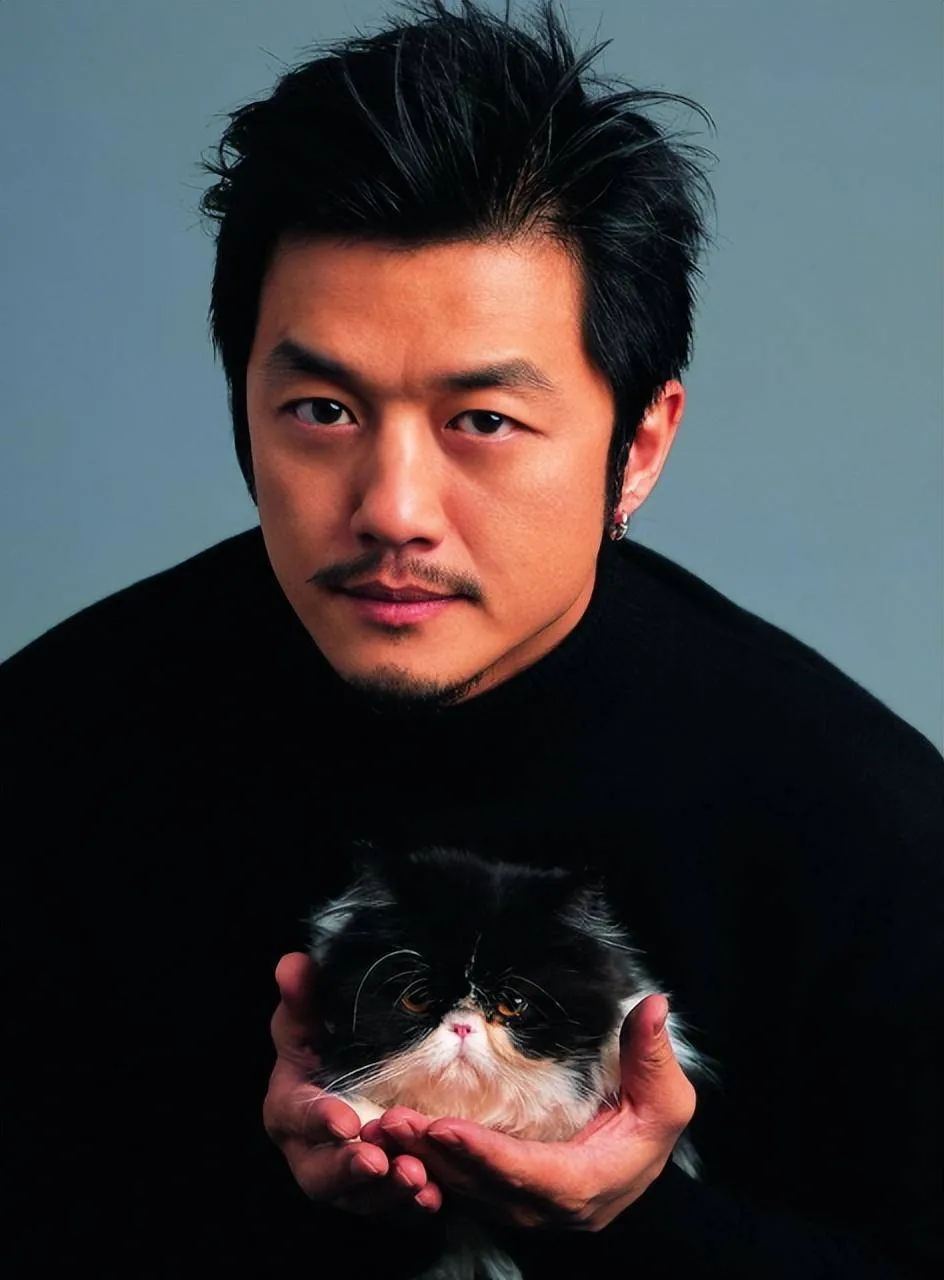 李亚鹏谈自己不再做演员的原因李亚鹏坦言29岁演令狐冲达到演艺高光，却未感喜悦，深