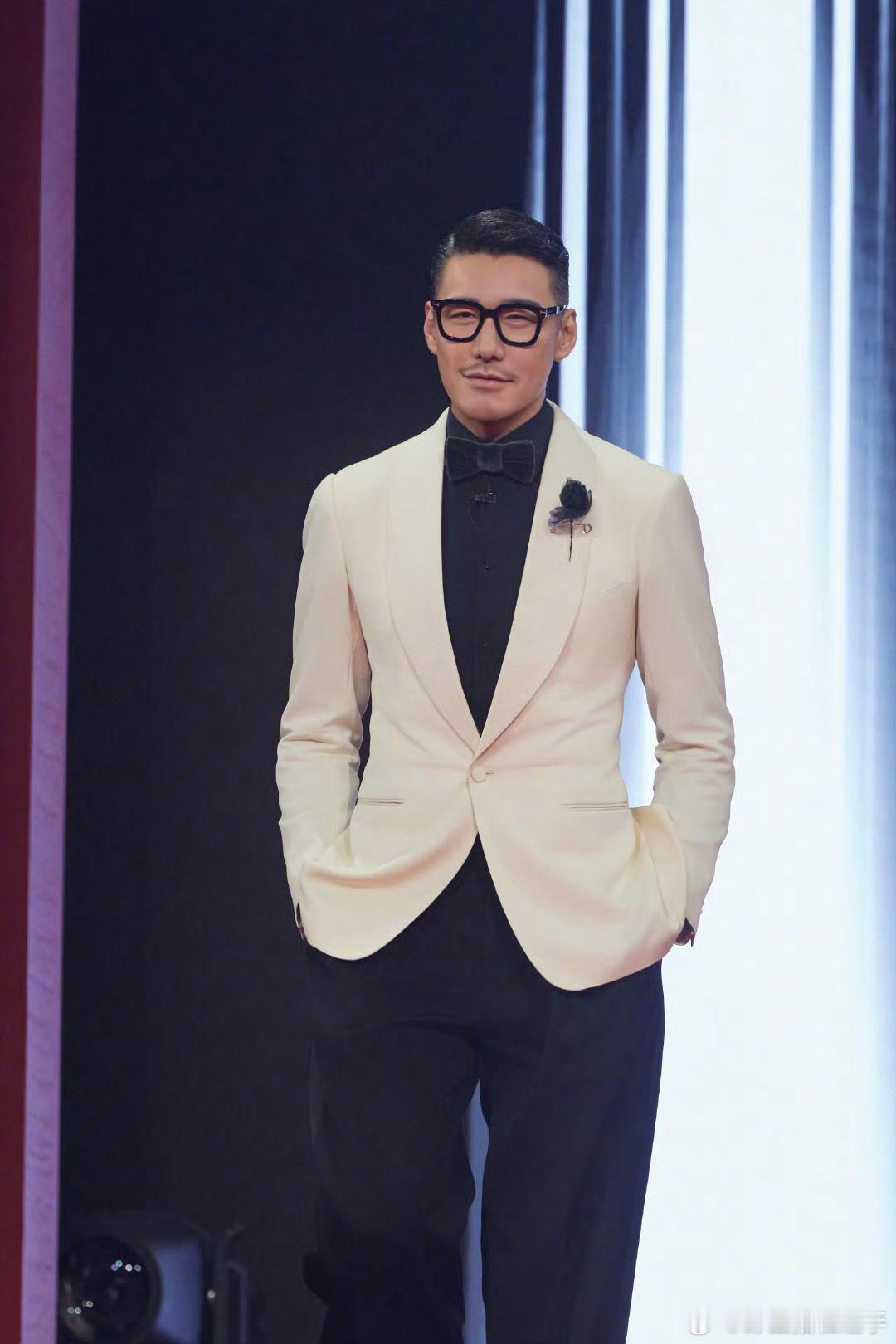 胡兵一直讲钟汉良一直吃胡兵一边讲钟汉良一边嚼胡兵疯狂科普减肥避雷干货，句句认真走