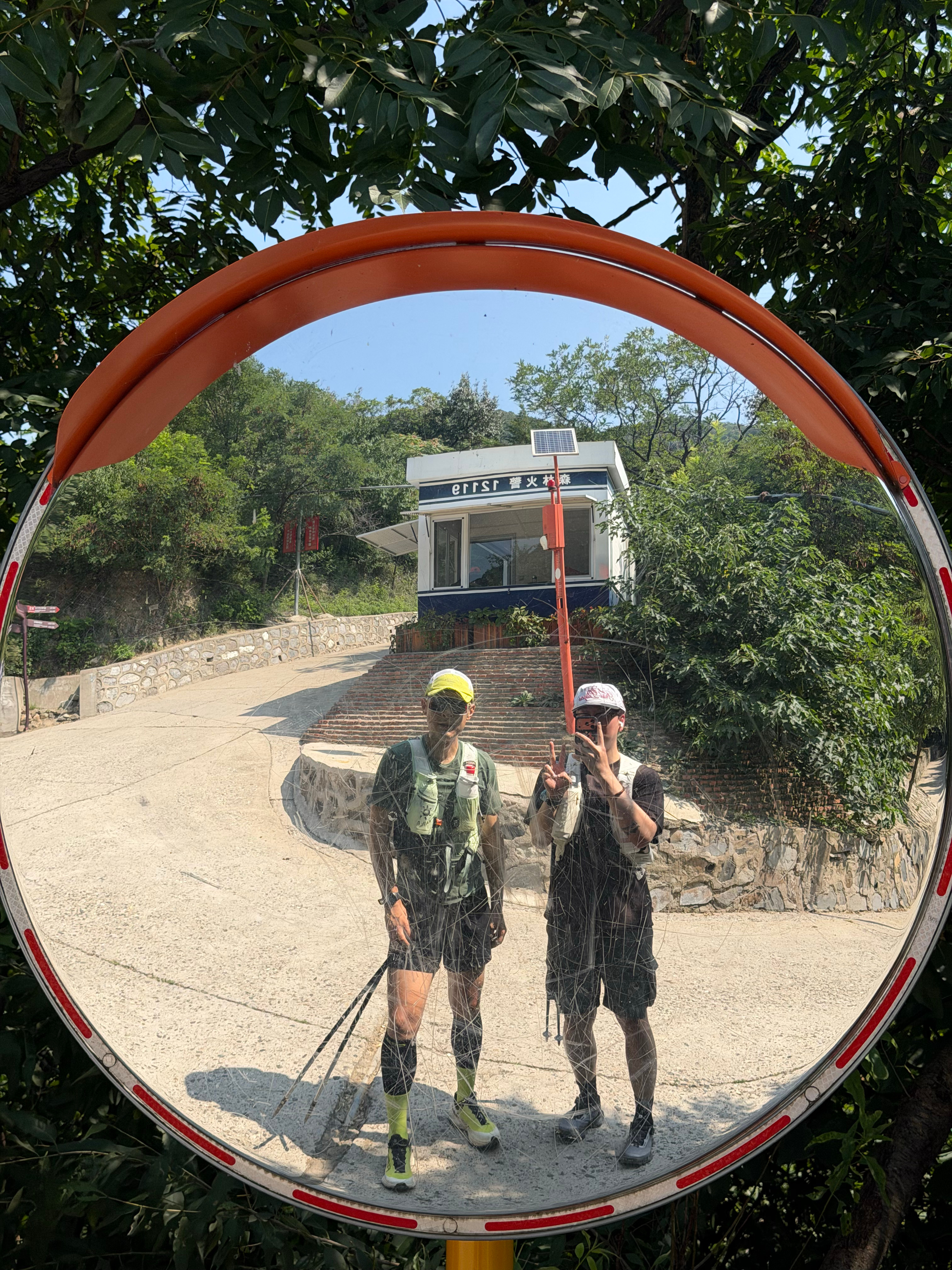 以书面和屏幕为代表的大众传播长期存在以道德叙事压过绩效叙事，以情绪叙事盖过逻辑叙