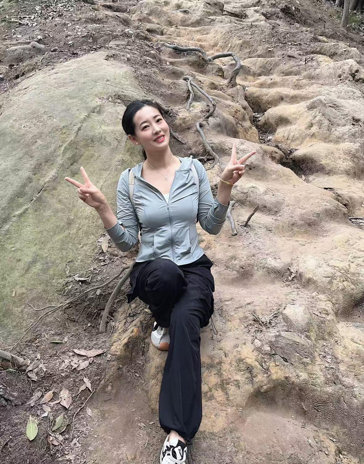 没结婚女人听我一句，
我堂姐今年三十八了还没嫁人，
家里人着急得不行，
过年的时